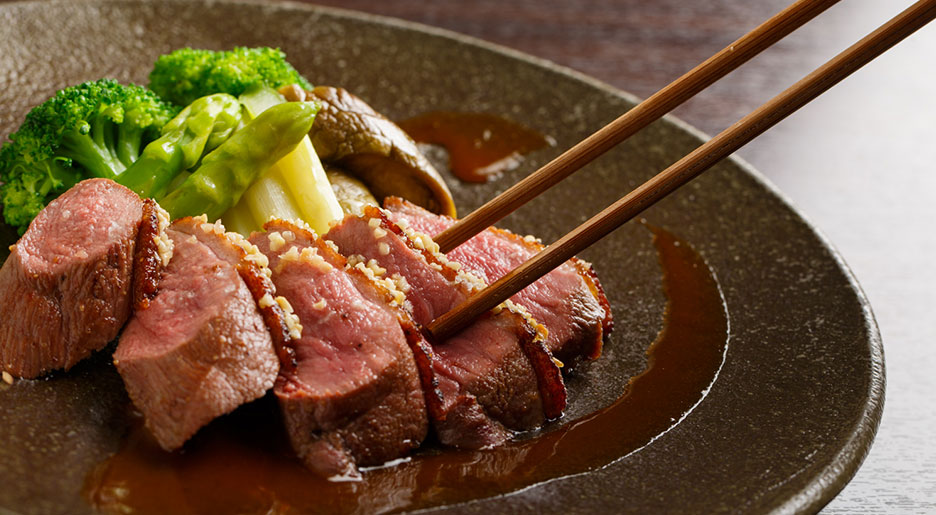 肉料理とお箸